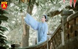 Thiếu nữ Hà Nội đẹp dịu dàng với áo dài cổ phục Việt Nam
